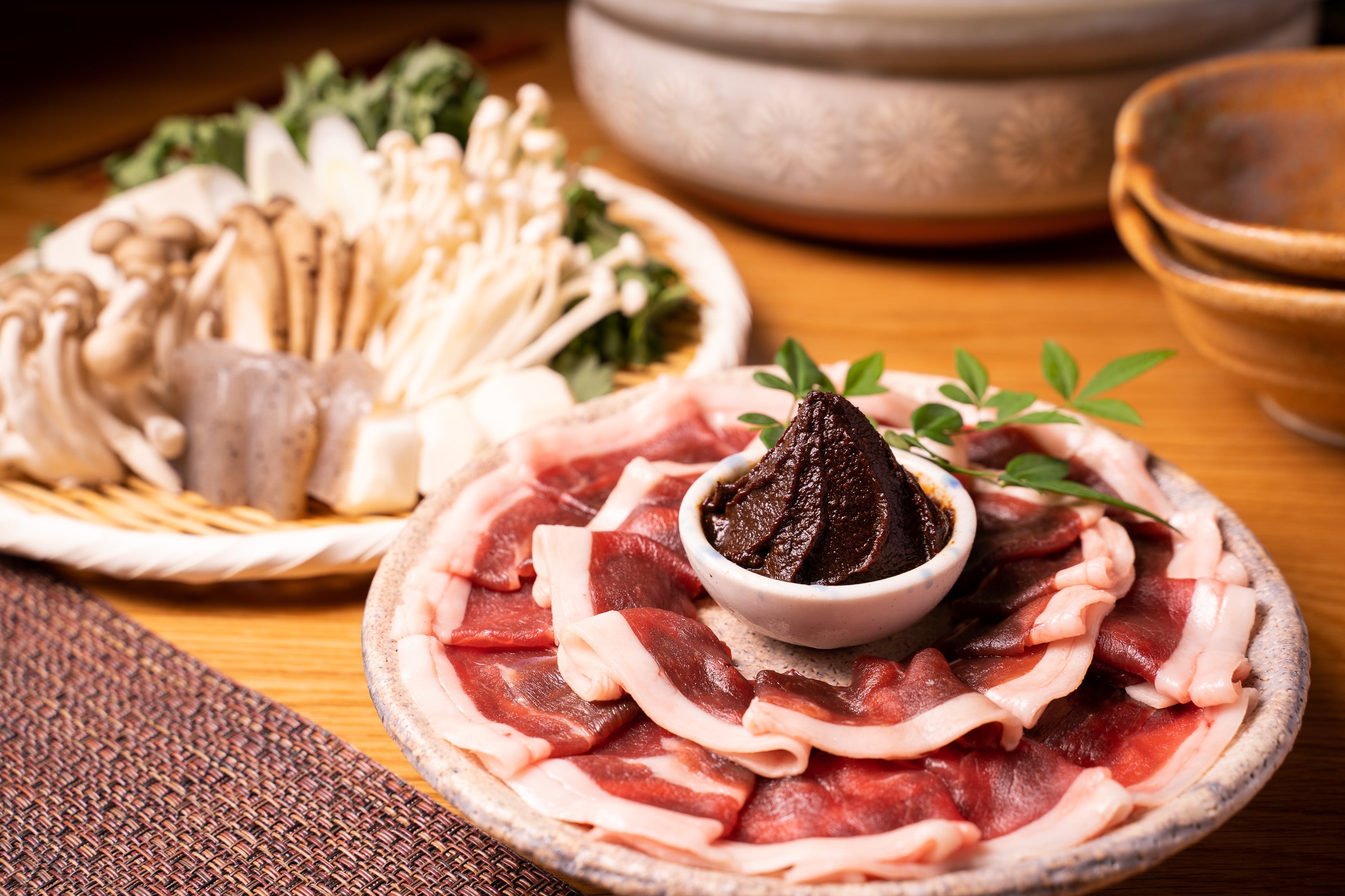 柳家:国産猪肉をオリジナル味噌ダレで煮込む猪鍋(2-3人前)●