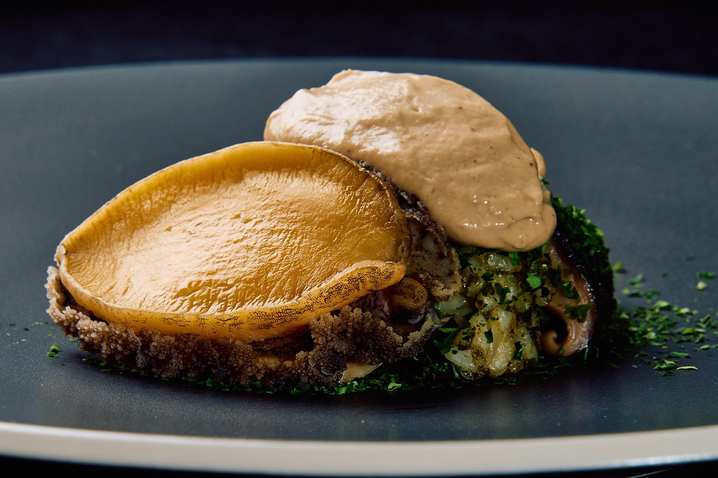 Goh：鮑と椎茸の焦がしバターソース　あおさリゾット添え