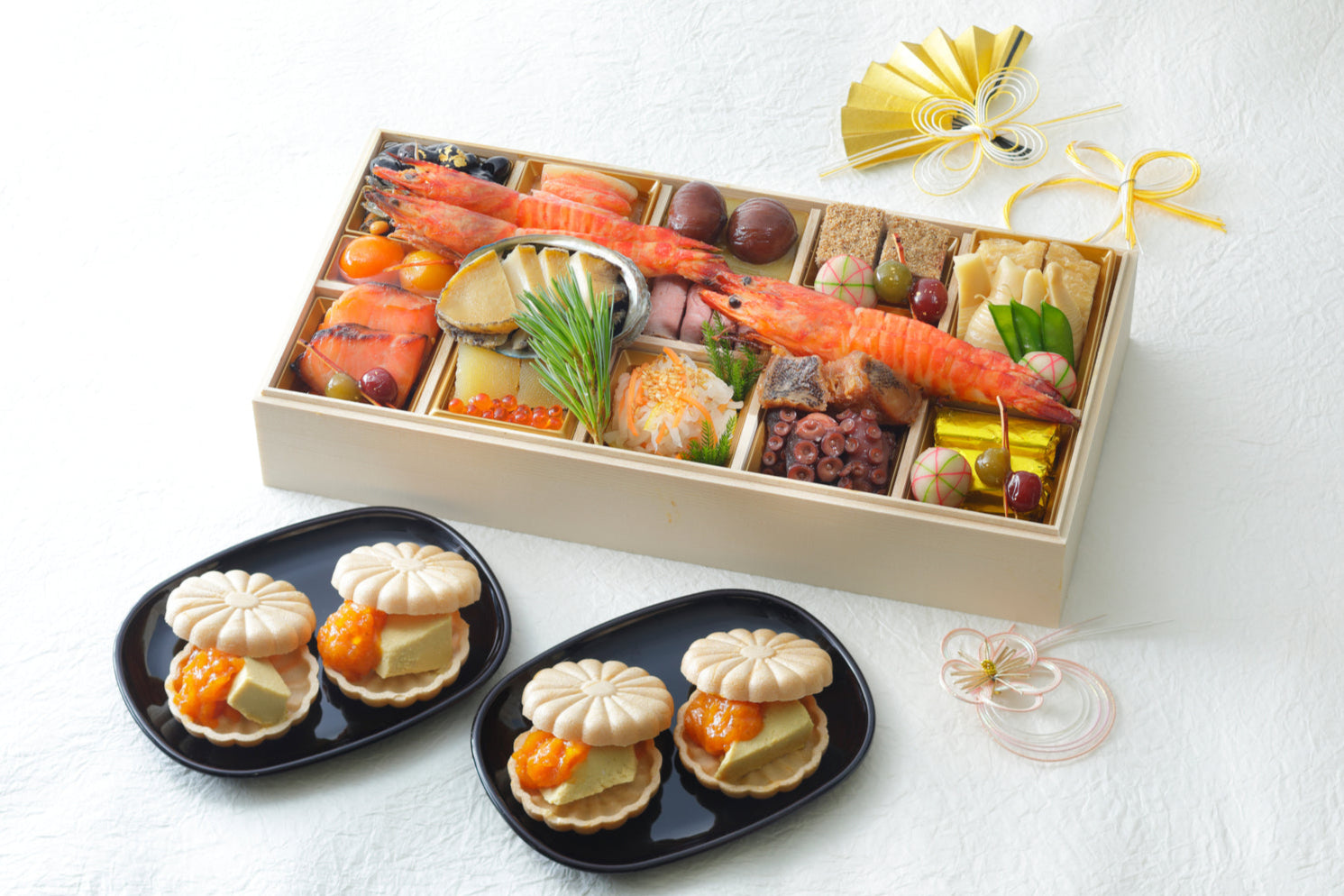 【早割特典付・送料込】銀座しのはら：お節（フォアグラ最中付き：24品目)・半生からすみ餅４つ付